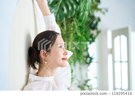 woman leaning against the wall 119295418