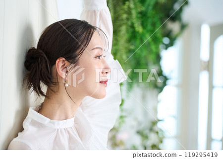 woman leaning against the wall 119295419