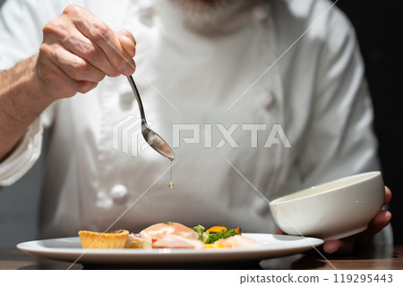 廚師在現場提供開胃菜 119295443