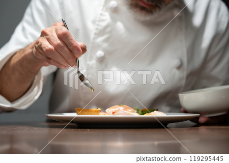 廚師在現場提供開胃菜 119295445