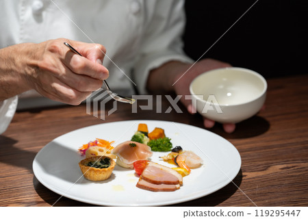 廚師在現場提供開胃菜 119295447
