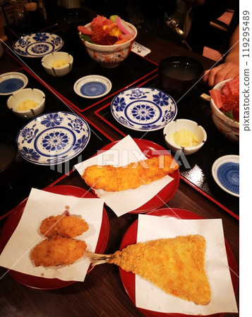 海鮮碗和各種薯條 119295489