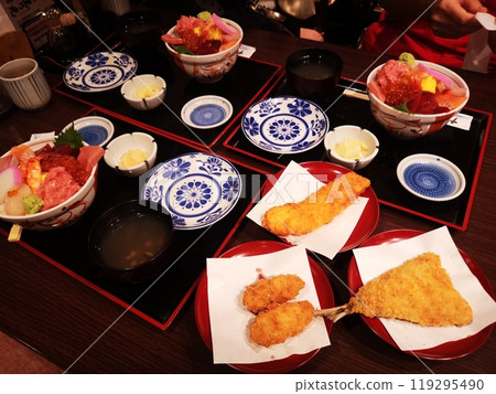 Seafood bowl and various fries 119295490