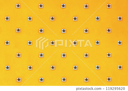 橘色背景上有星標的方形木立方體圖案 橘色背景上有星標的方形木立方體圖案 119295620