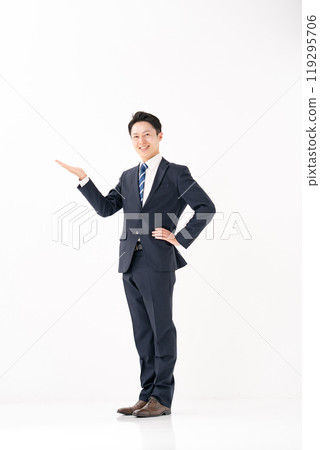 商人全身垂直白色背景手舉起 119295706