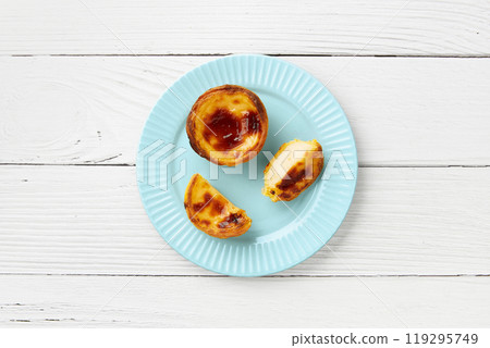 Traditional Portuguese egg tart dessert Pasteis Pastel de nata or Pasteis de Belem on the plate over white background. 119295749
