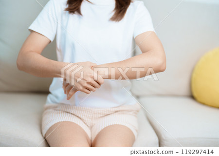 Woman having wrist pain at home, muscle ache due to De Quervain s tenosynovitis, ergonomic, Carpal Tunnel Syndrome or Office syndrome and Parkinson disease concept Woman having wrist pain at home, muscle ache due to De Quervain s tenosynovitis, ergonomic, Carpal Tunnel Syndrome or Office syndrome and Parkinson disease concept 119297414