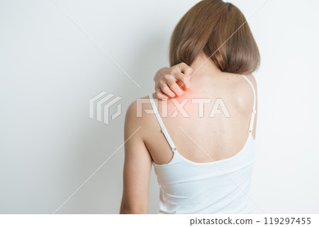 woman itching and scratching itchy back. Sensitive Skin Allergic reaction to insect bite, food, drug dermatitis. Dermatology, Leprosy, Systemic lupus erythematosus, Allergy symptoms and rash Eczema 119297455