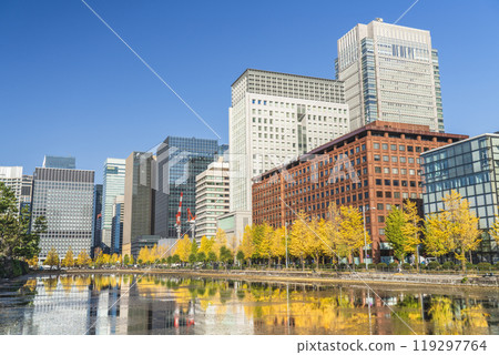 東京秋季城市景觀：銀杏樹和摩天大樓林立的日比谷街道 [東京千代田區] 119297764