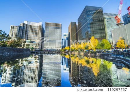 東京秋季城市景觀：日比谷街的銀杏樹和摩天大樓倒映在水中 [東京千代田區] 119297767