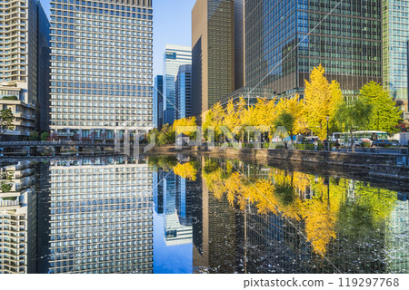 東京秋季城市景觀：日比谷街的銀杏樹和摩天大樓倒映在水中 [東京千代田區] 119297768