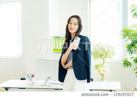 辦公室裡有智慧型手機的職業女性 119297827