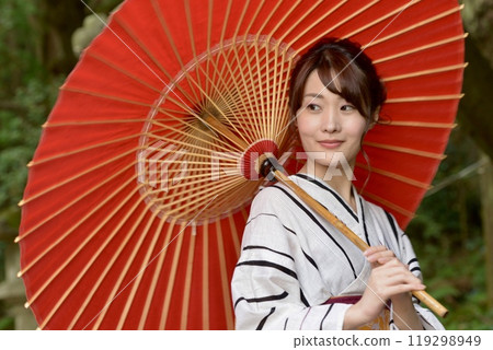 穿著浴衣的年輕女子的肖像 119298949