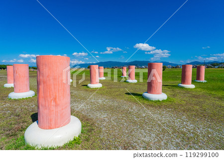 奈良縣橛原市、藤原宮遺址、復原的朝道院南門柱廊 119299100