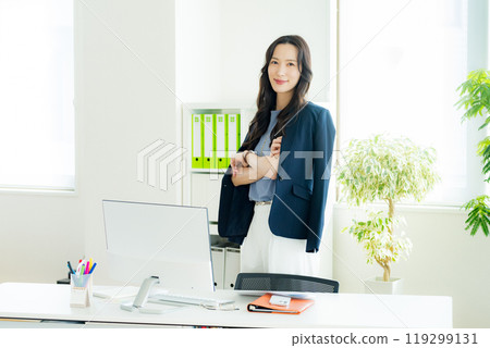 Career woman working in the office 119299131