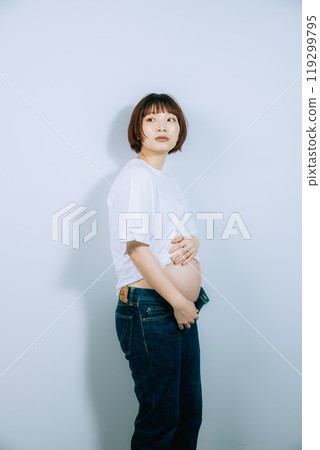 孕婦在工作室拍攝孕婦照 孕婦在工作室拍攝孕婦照 119299795