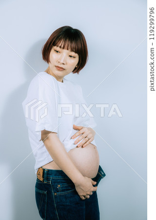 孕婦在工作室拍攝孕婦照 119299796