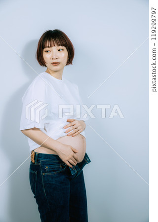 孕婦在工作室拍攝孕婦照 孕婦在工作室拍攝孕婦照 119299797