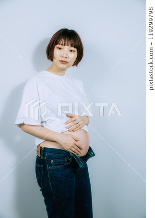孕婦在工作室拍攝孕婦照 孕婦在工作室拍攝孕婦照 119299798