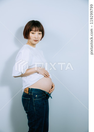 孕婦在工作室拍攝孕婦照 孕婦在工作室拍攝孕婦照 119299799