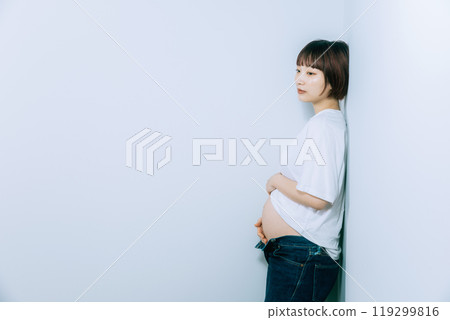 孕婦在工作室拍攝孕婦照 孕婦在工作室拍攝孕婦照 119299816