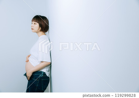 孕婦在工作室拍攝孕婦照 孕婦在工作室拍攝孕婦照 119299828