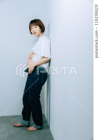 孕婦在工作室拍攝孕婦照 孕婦在工作室拍攝孕婦照 119299829