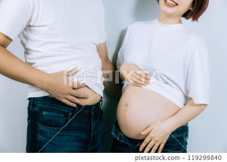 孕婦在工作室拍攝孕婦照 119299840