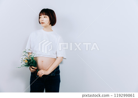 Pregnant woman taking maternity photos in studio Pregnant woman taking maternity photos in studio 119299861