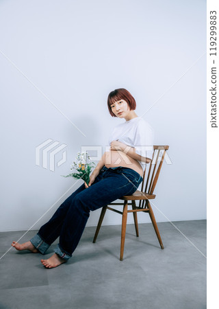 Young bride taking maternity photos 119299883