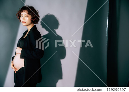 Young bride taking maternity photos Young bride taking maternity photos 119299897