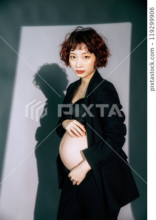 Young bride taking maternity photos 119299906