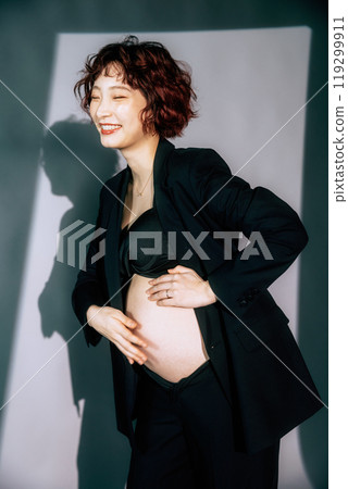 Young bride taking maternity photos 119299911