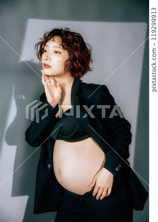 Young bride taking maternity photos 119299913