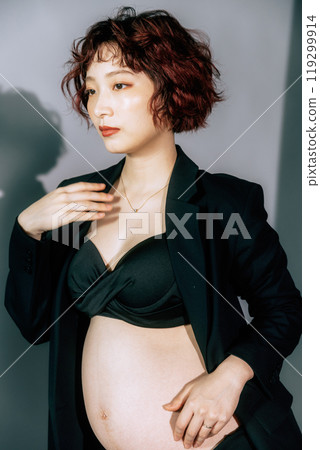 Young bride taking maternity photos 119299914