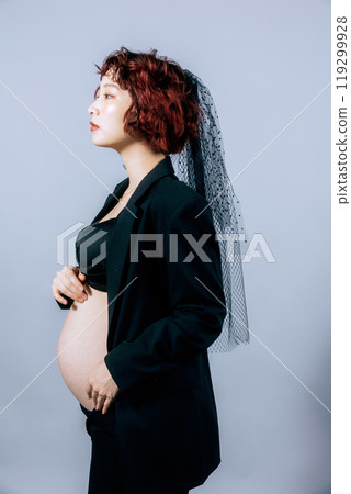 Young bride taking maternity photos Young bride taking maternity photos 119299928