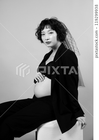 Young bride taking maternity photos 119299938