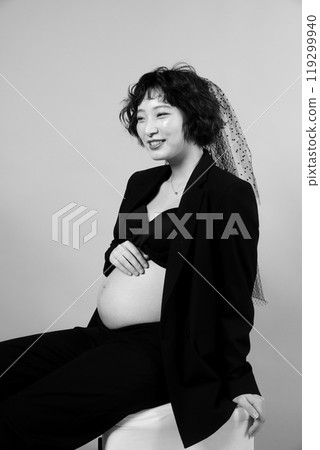 Young bride taking maternity photos 119299940