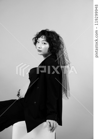 Young bride taking maternity photos 119299948