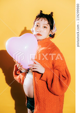Young bride taking maternity photos 119299980