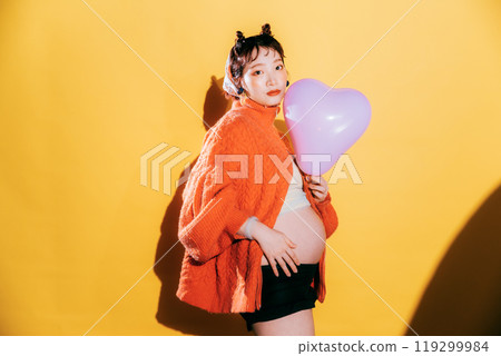 年輕新娘拍孕婦照 年輕新娘拍孕婦照 119299984