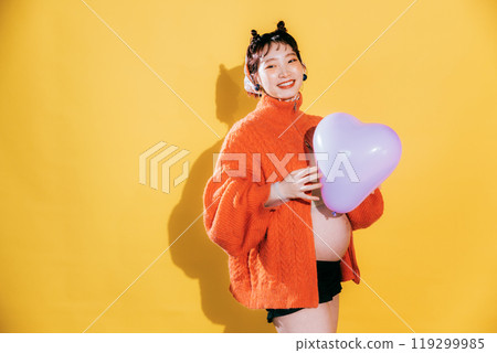 Young bride taking maternity photos 119299985