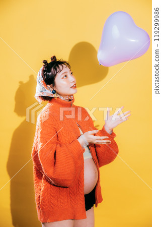 Young bride taking maternity photos Young bride taking maternity photos 119299986