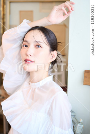 被雜貨包圍的女人 119300353