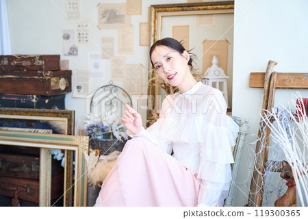 被雜貨包圍的女人 119300365