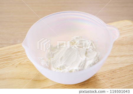 Draining yogurt Draining yogurt 119301043