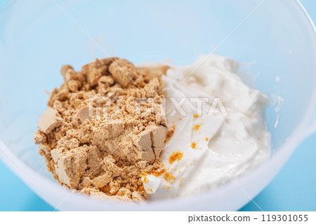 優格和黃豆粉放入碗中 119301055