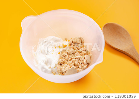 優格和黃豆粉放入碗中 優格和黃豆粉放入碗中 119301059