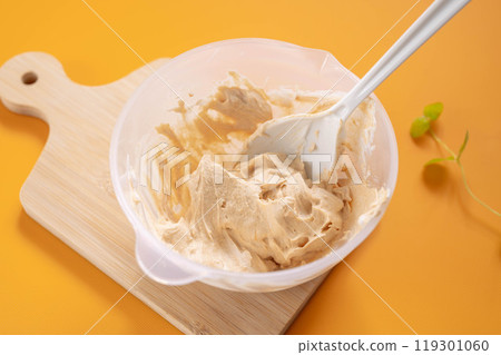 Mix yogurt and soybean flour in a bowl. Mix yogurt and soybean flour in a bowl. 119301060