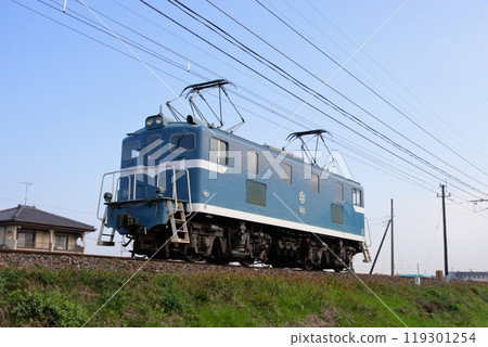 Deki 502 electric locomotive running on the Chichibu Railway Line on a sunny day_Photo taken on 2009/11/29 119301254